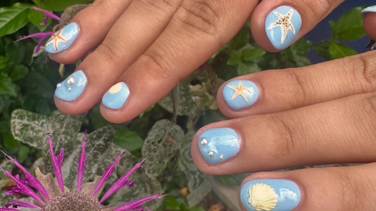 Lichtblauwe korte nagels met zeesterren, schelpjes en parels